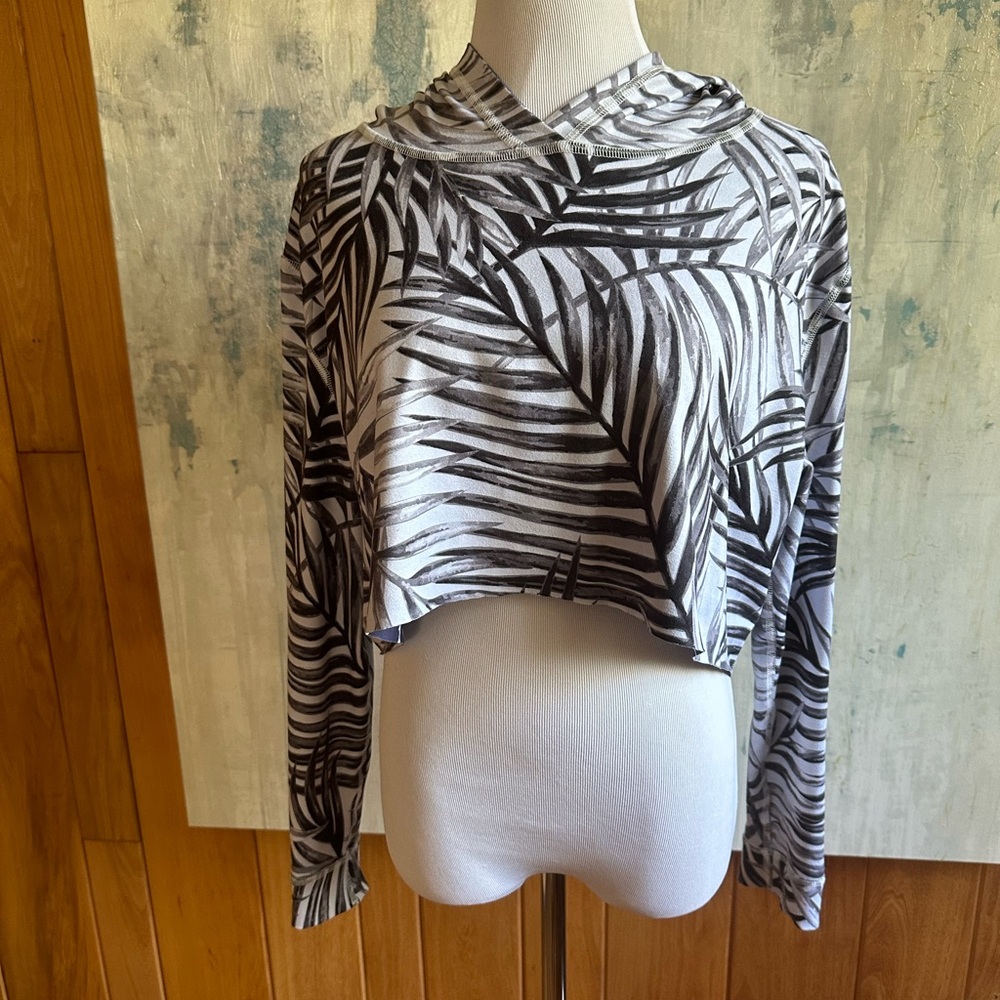 NKD by Buti Yoga Women’s Reversible Hooded Cropped Yoga Shirt / Sweatshi…